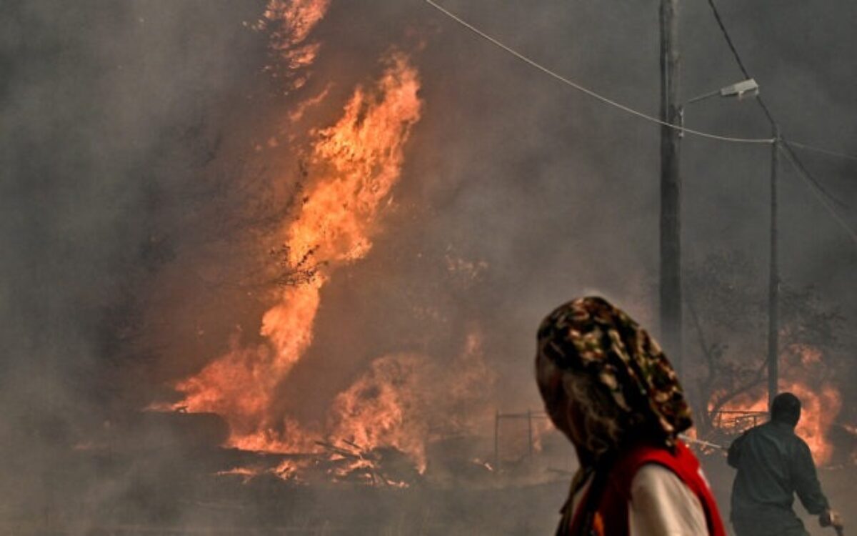 Grecia: Insula Rhodos, cuprinsă de flăcări. Sute de turiști, evacuați (corespondență de la Atena)