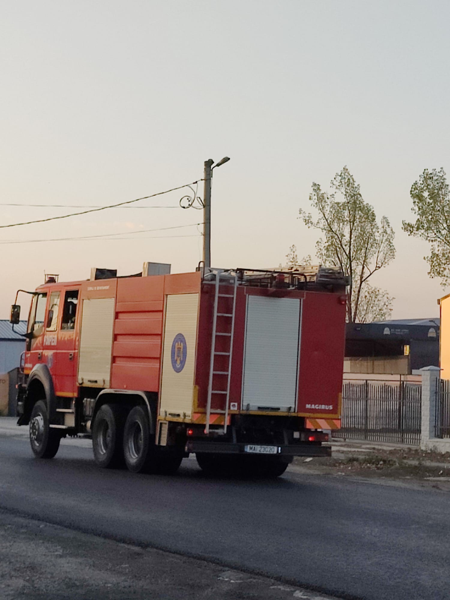 Primele echipe de pompieri au ajuns la locul tragediei de la Crevedia în 18 minute