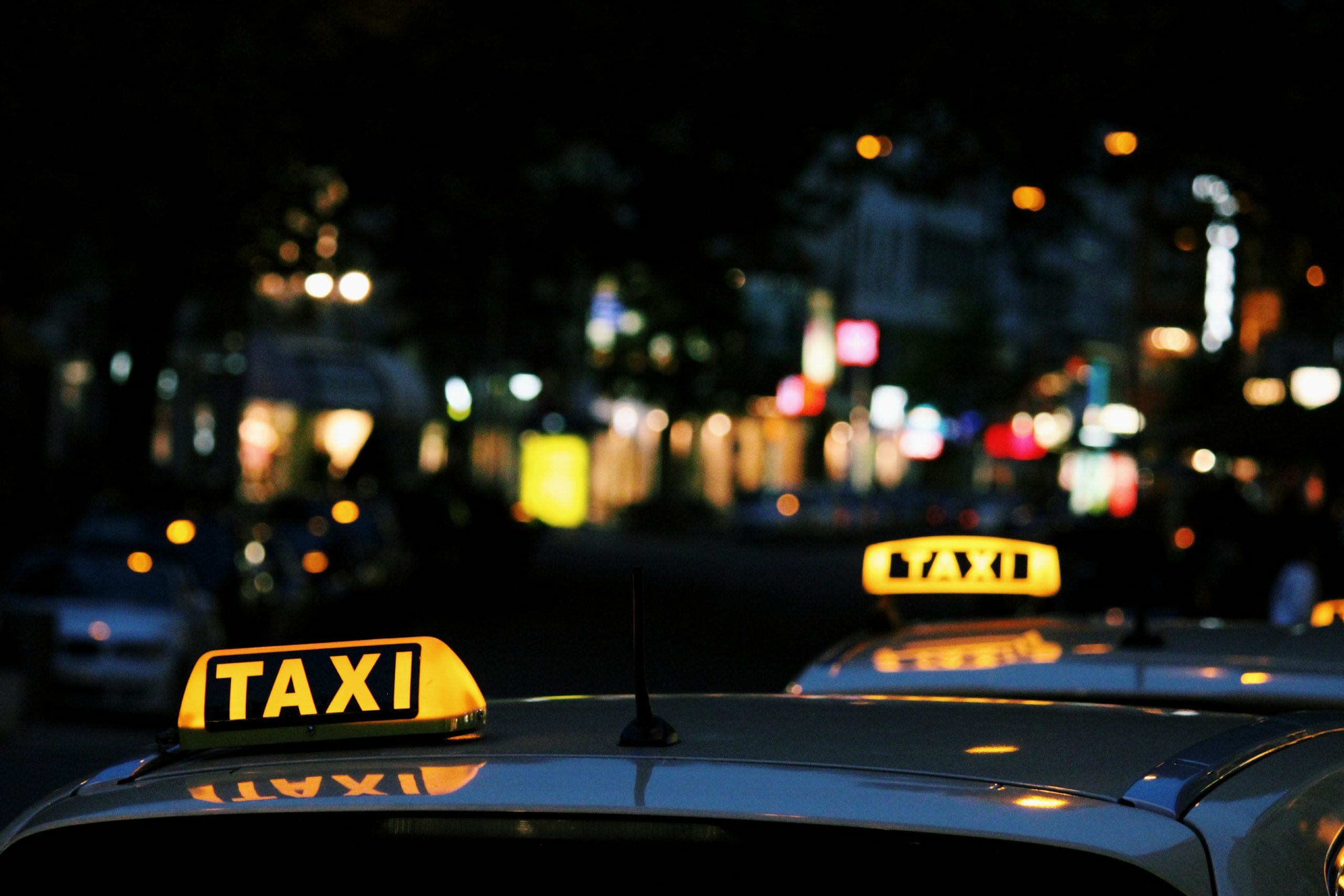 Taxiuri gratuite, care să îi ducă noaptea acasă, în siguranță, pe clienții cluburilor care au consumat prea mult alcool