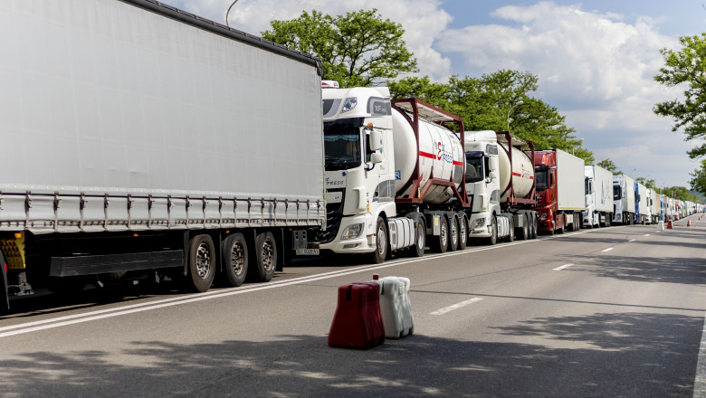 Transportatorii așteaptă ore întregi să iasă din țară, la frontierele cu Bulgaria, Republica Moldova şi Ucraina