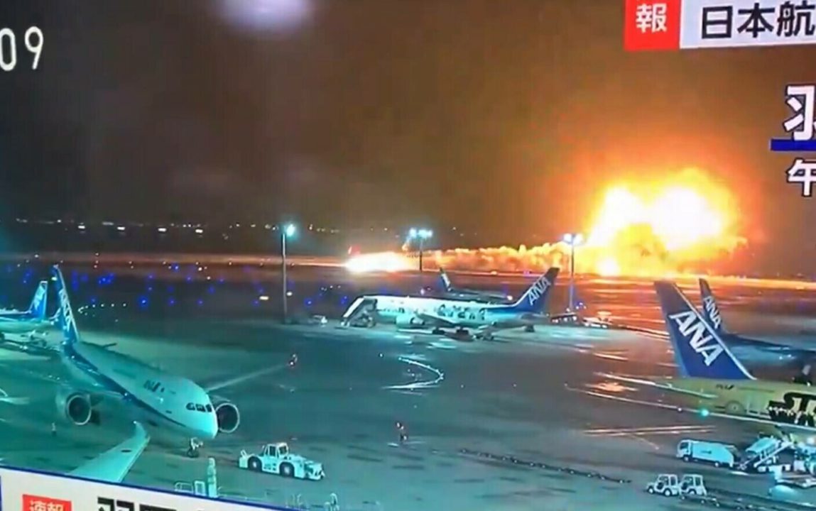 Tokyo: Avion de pasageri în flăcări. 380 de persoane salvate, 5 date dispărute