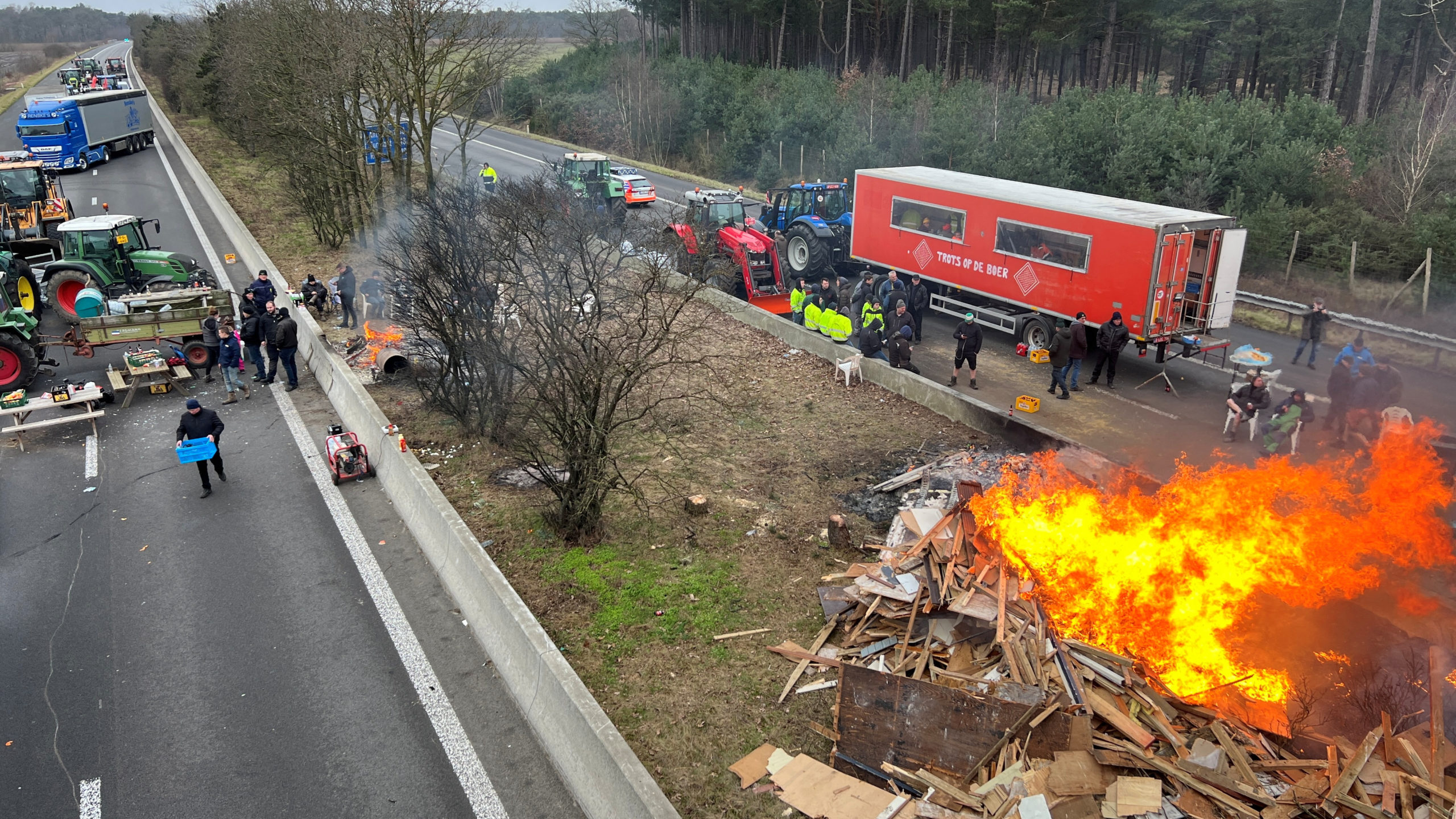 Sute de fermieri din Olanda au blocat autostrăzi şi au aprins focuri şi artificii, în semn de protest faţă de scăderea veniturilor