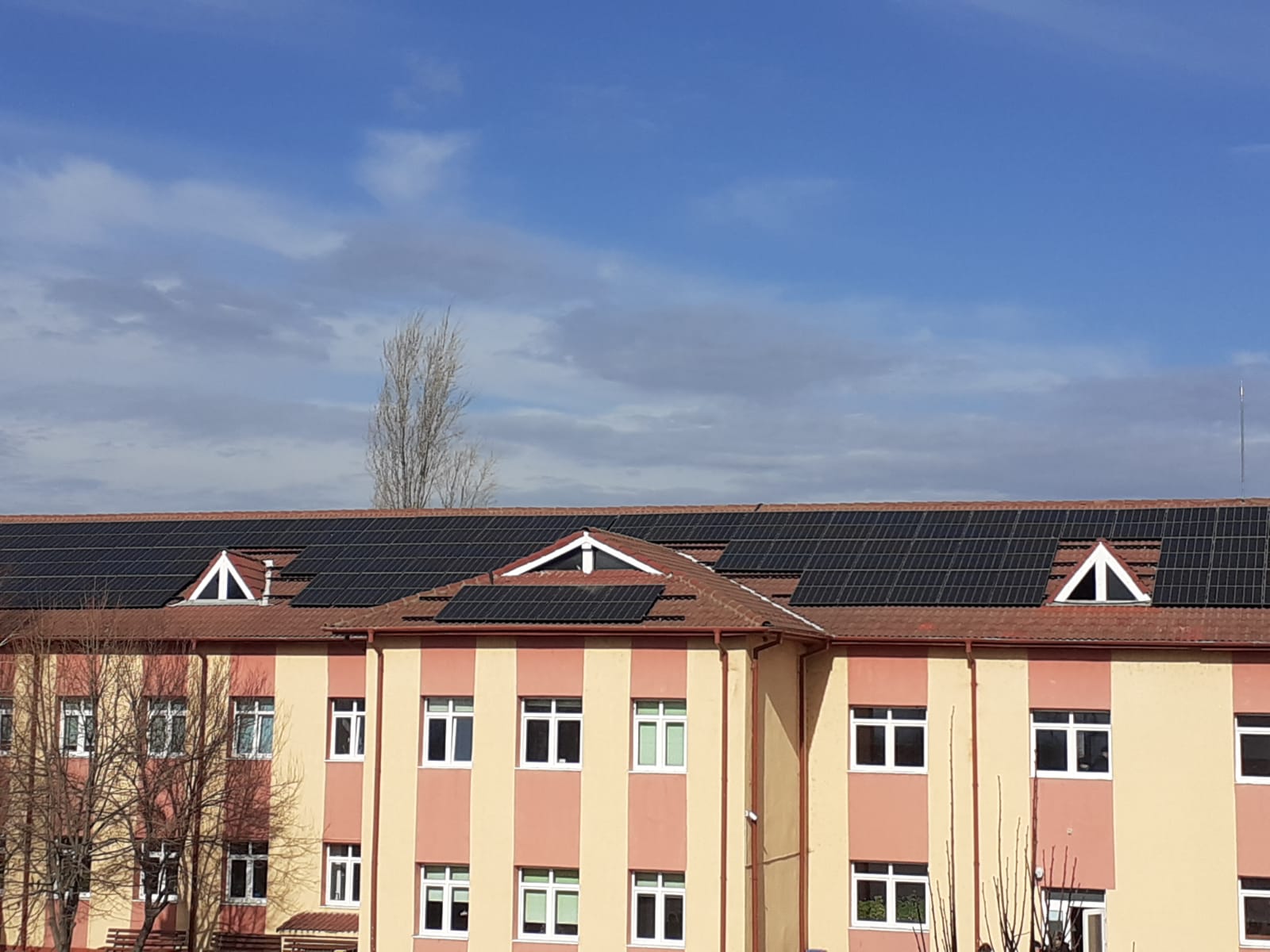 Cea mai mare centrală fotovoltaică instalată într-o școală din mediul rural din România a fost inaugurată la Ișalnița