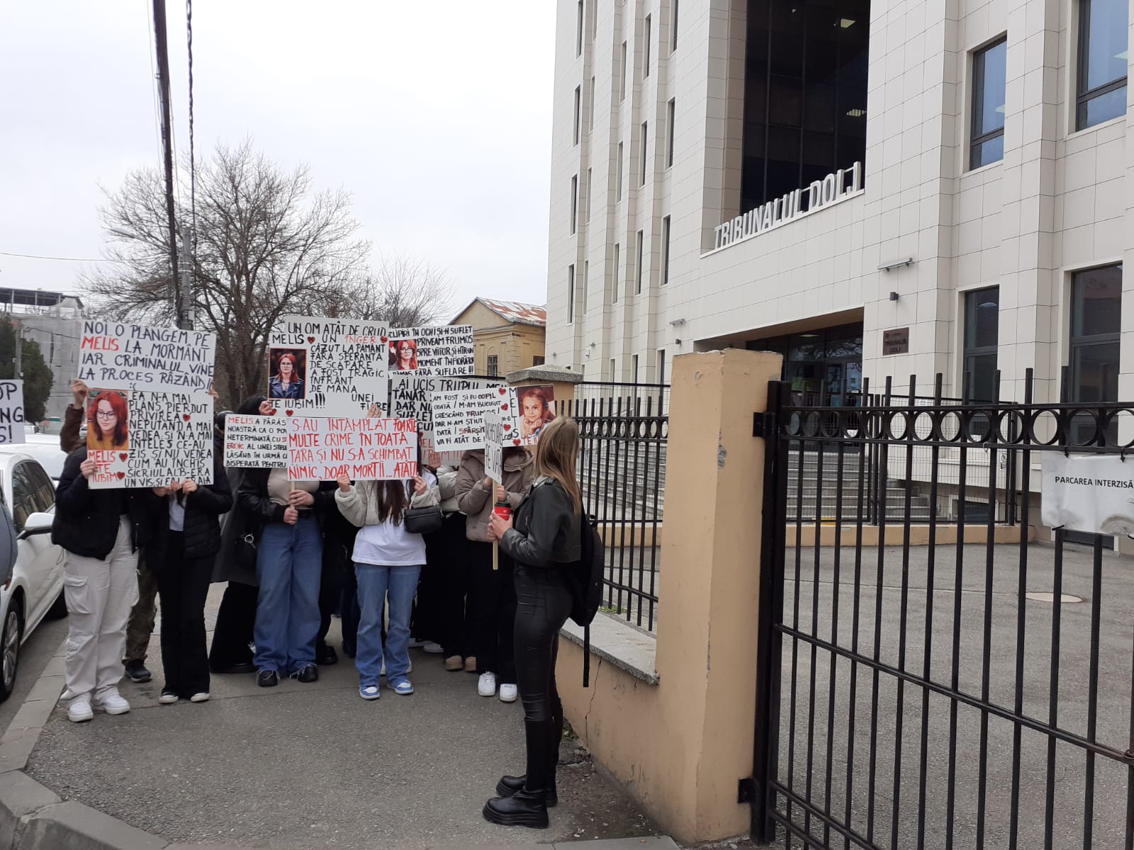 Colegii Melisei au protestat în faţa Tribunalului Dolj