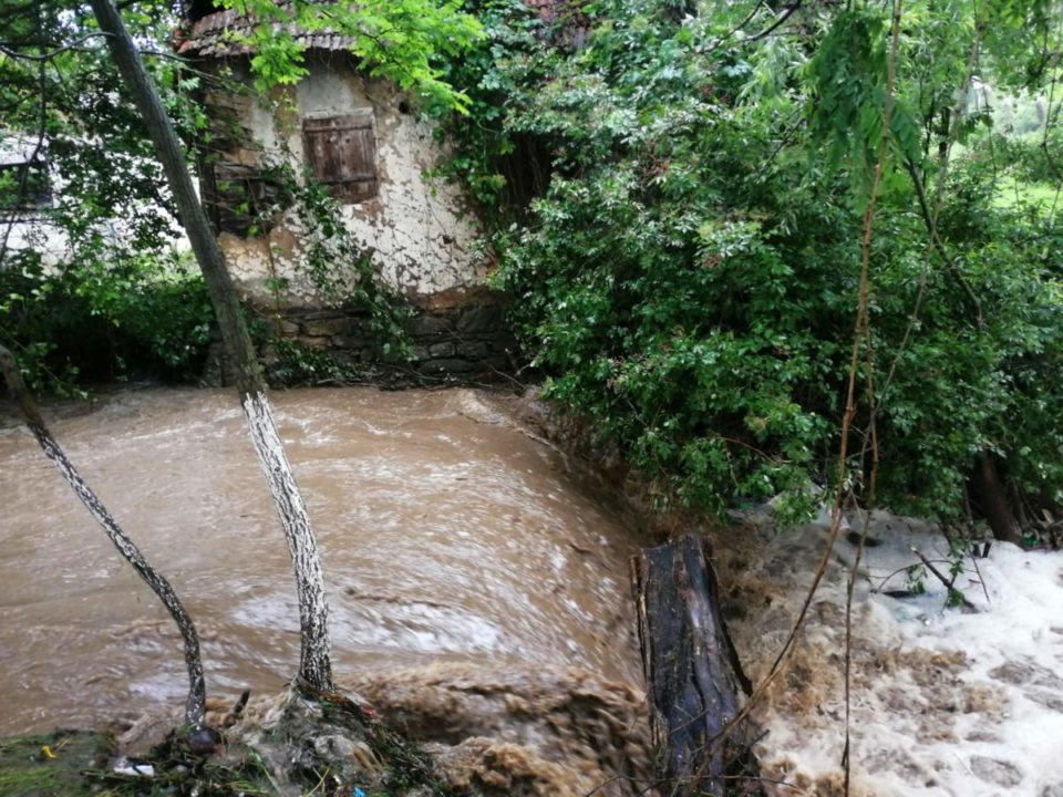 Alertă hidrologică/ Cod galben de viituri, pentru bazinele Jiu și Olt, din această seară