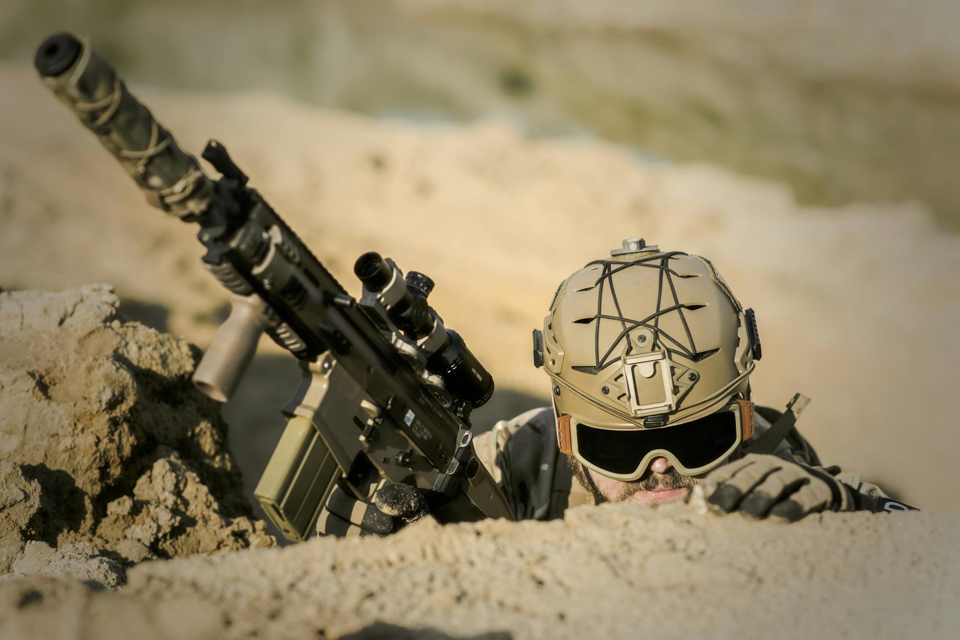 soldier wearing brown helmet holding assault rifle during daytime