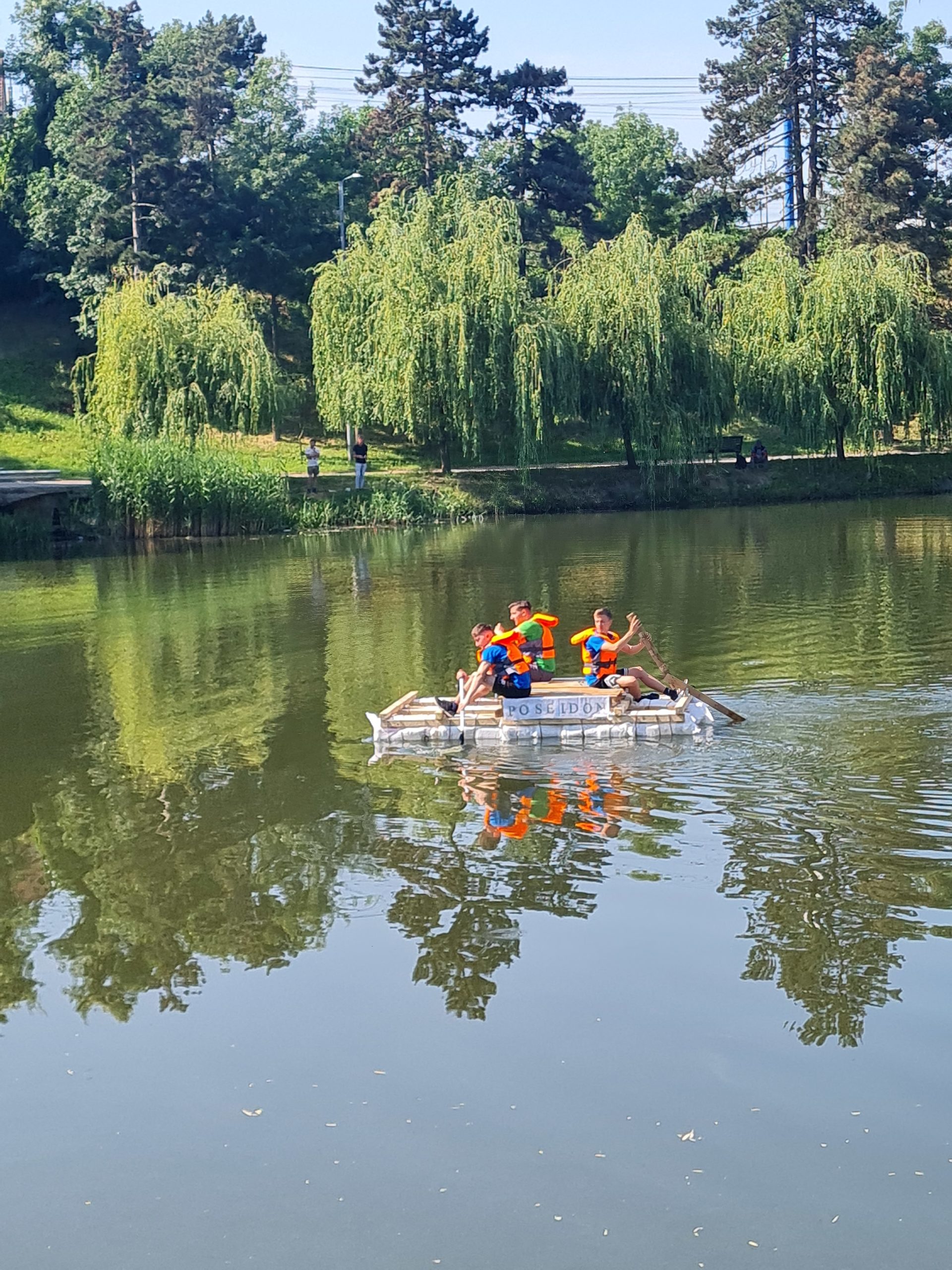 Cursă cu plute din PET-uri, organizată de liceeni din Craiova pe lacul de la Hanul Doctorului