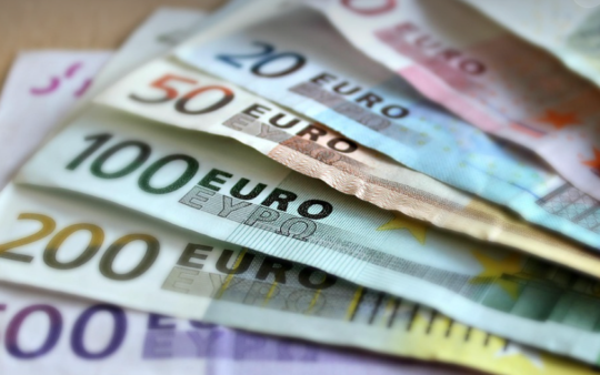 Guvernul va discuta introducerea salariului minim european în România