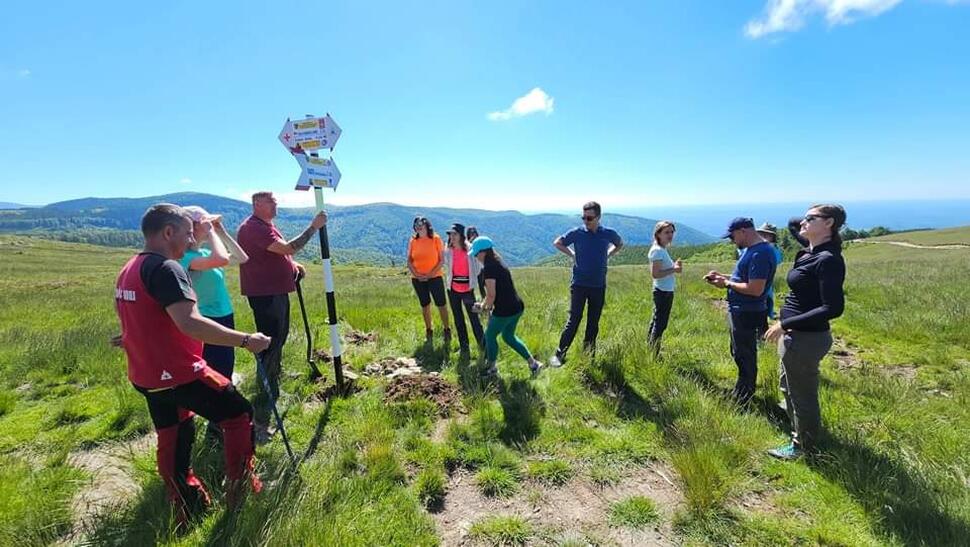 Salvamontiştii gorjeni au refacut marcajele turistice din Masivul Parâng