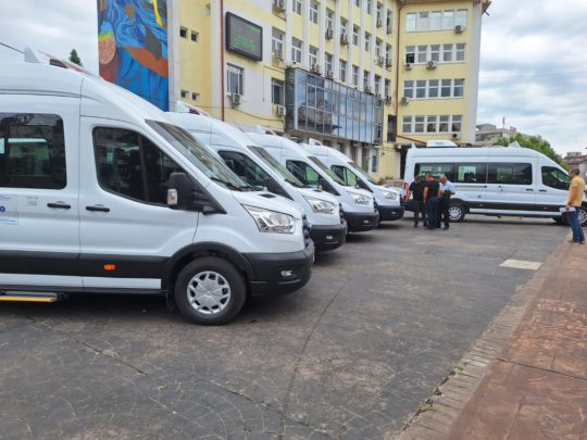 Încă cinci microbuze electrice pentru transportul elevilor au ajuns în Gorj