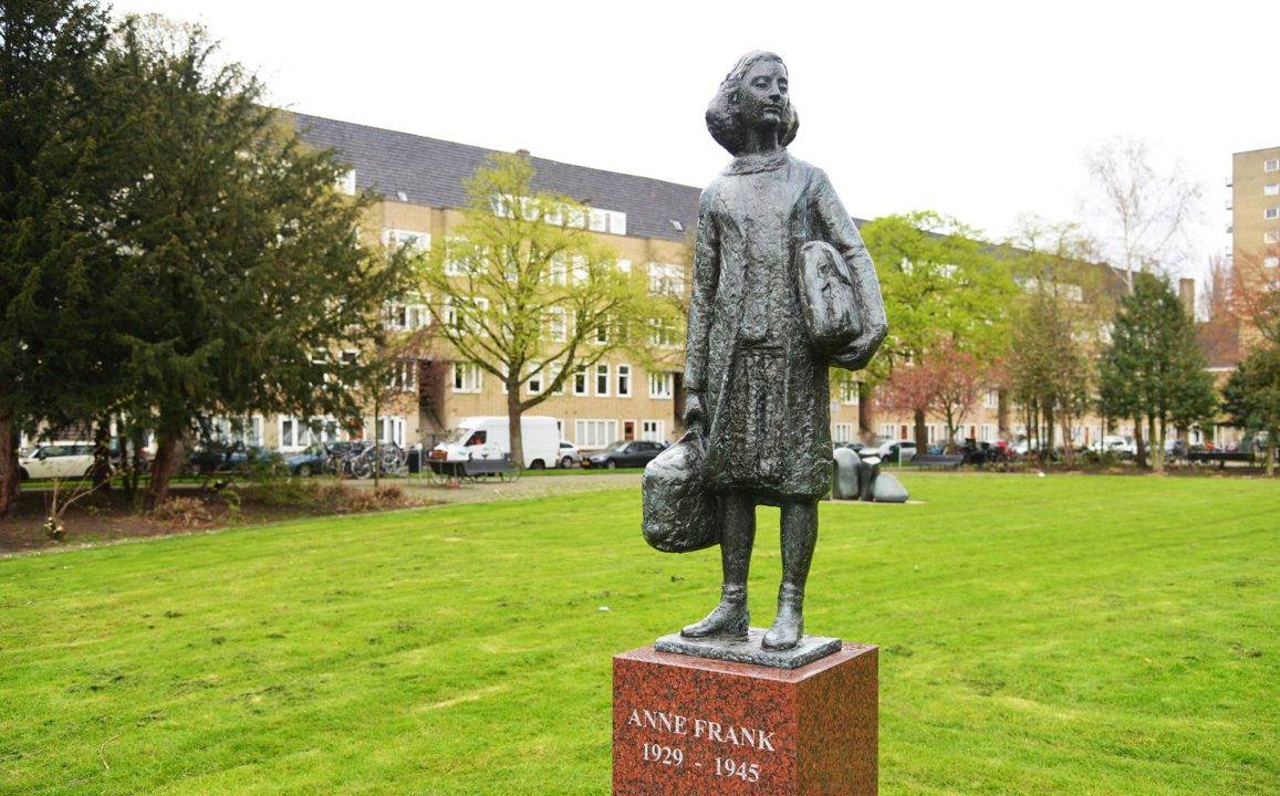 Amsterdam: Statuia Annei Frank, vandalizată, cu mesaje pro-palestiniene