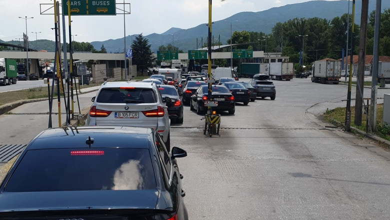 Coloane de maşini, la ieşirea din ţară spre Bulgaria, în această după-amiază