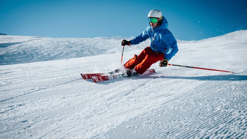 Start de sezon la Transalpina-Voineasa: schi și săniuș pe zăpadă de 40 cm