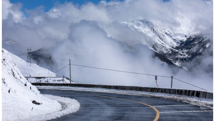 Strat de zăpadă în zona montană a Olteniei