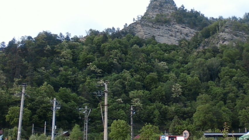 Ziua Națională, sărbătorită la Brezoi, cu un drapel impresionant și un brad din leduri, pe Vârful Ţurţudanu