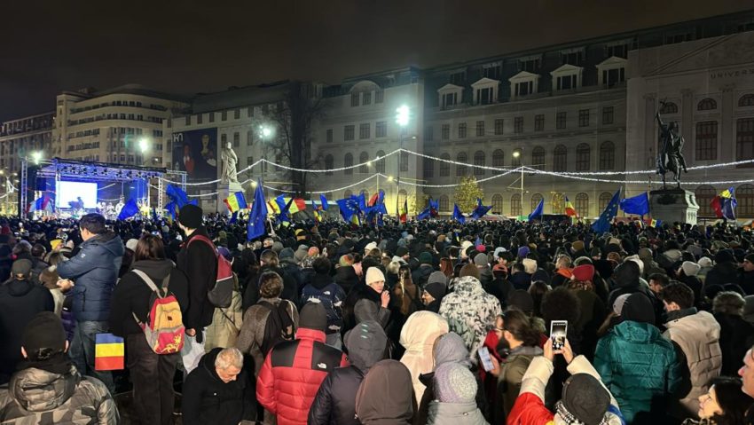 Miting pro-democraţie, în Piaţa Universităţii. Actorul Victor Rebengiuc, amenințat cu linșajul