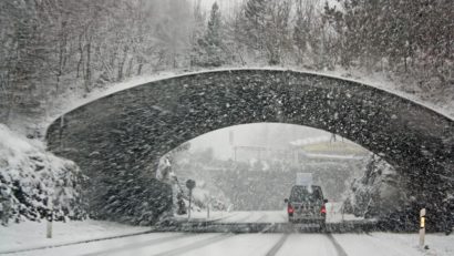 Furtună de zăpadă în Bosnia și Herțegovina: drumuri blocate, pene de curent și avertizări de călătorie