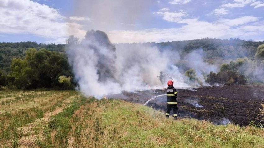 Mehedinți: Pompierii intervin pentru stingerea unui incendiu izbucnit la Isverna