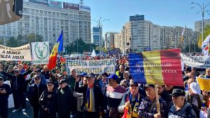 Sindicaliști și pensionari au protestat în Piața Victoriei